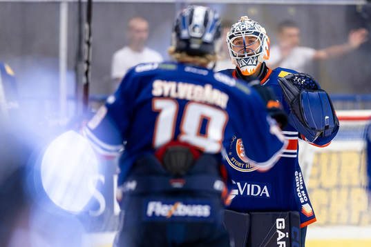 Växjös målvakt Emil Larmi jublar