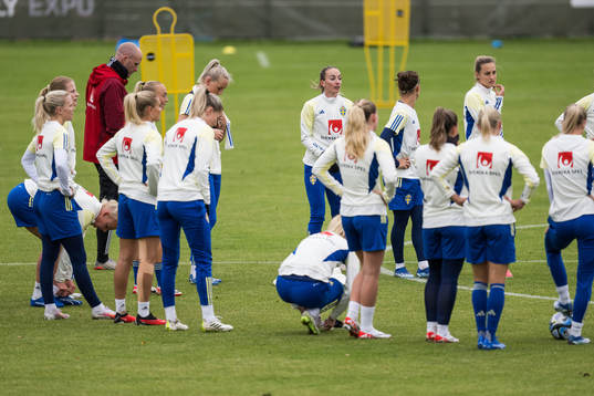 Kosovare Asllani of Sweden with team mates