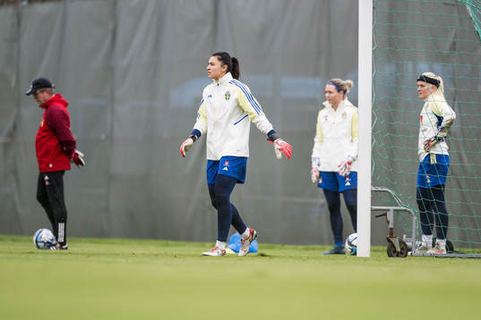 Goalkeeper coach Leif Troedsson, Goalkeeper Zecira Musovic,