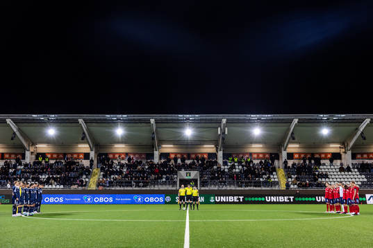 Utsiktens och Östers spelare dltar i en tyst minut