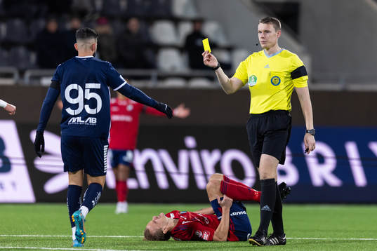 Utsiktens Paulo Marcelo Souza Alves får ett gult kort