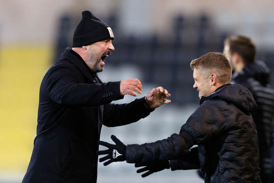 Utsiktens manager Bosko Orovic jublar ihop med assisterande