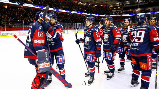 Linköpings spelare tackar målvakt Marcus Högberg