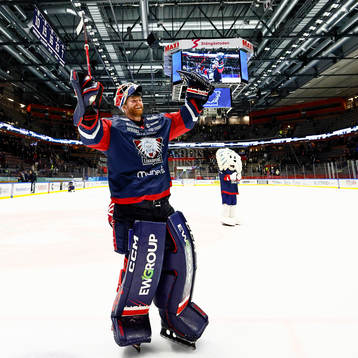 Linköpings målvakt Marcus Högberg jublar