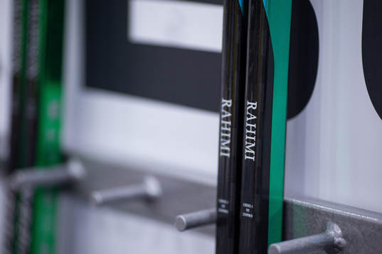 Björklövens Daniel Rahimis klubbor innan ishockeymatchen