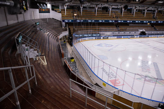 En tom ståplats H innan ishockeymatchen i