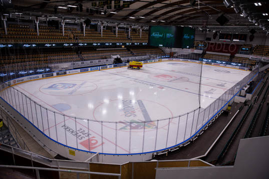 En tom Winpos arena innan ishockeymatchen i