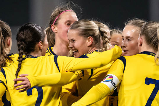 Sara Frigren of Sweden celebrate with teammates