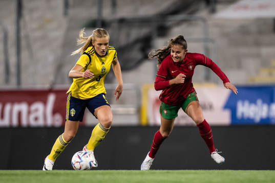 Smilla Holmberg of Sweden and Neide Guedes of Portugal