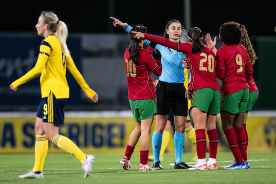 referee Kristina Georigieva in a conversation with Mafalda