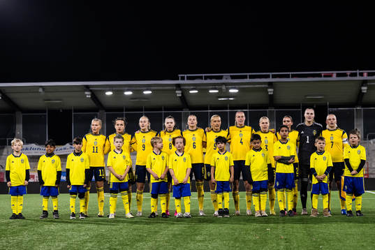 The players at line up