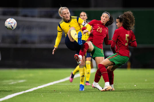 Tuva Skoog of Sweden against Lara Martins and Ana Riberio