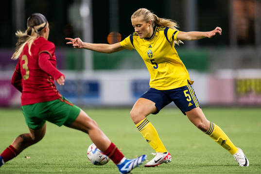 Érica Cancelinha of Portugal and Smilla Holmberg of Sweden