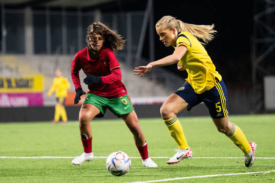 Marta Gago of Portugal and Smilla Holmberg of Sweden