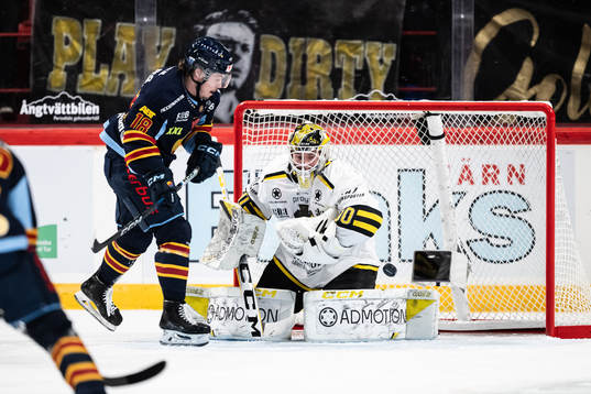 Djurgårdens Zachary Magwood och AIKs målvakt Tobias