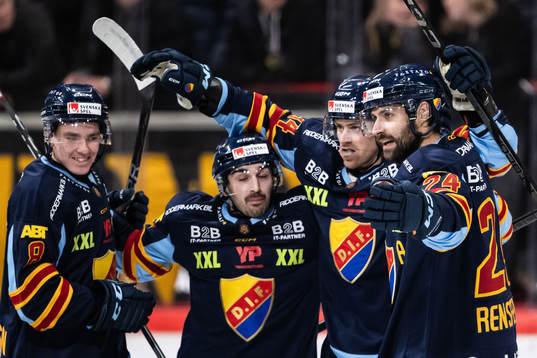 Djurgårdens Daniel Brodin jublar med lagkamrater