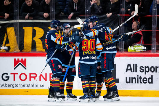 Djurgårdens Anton Gradin jublar med lagkamrater