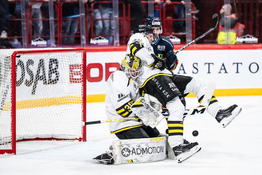 AIKs målvakt Tobias Normann och Filip Windlert mot