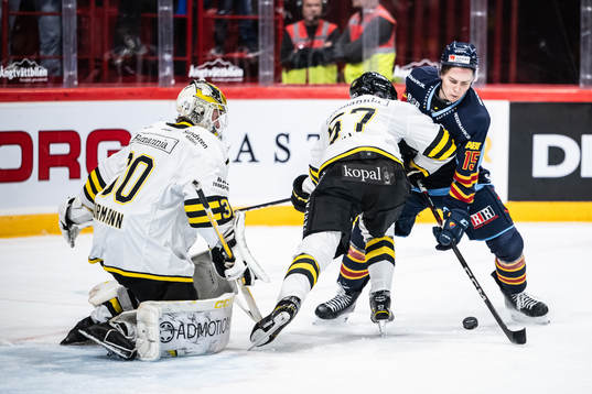 AIKs målvakt Tobias Normann och Alfred Barklund mot