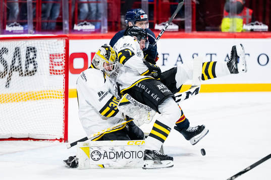AIKs målvakt Tobias Normann och Filip Windlert mot