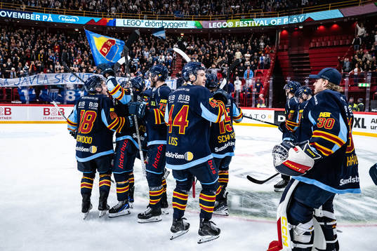 Djurgårdens Olle Liss jublar med lagkamraterna