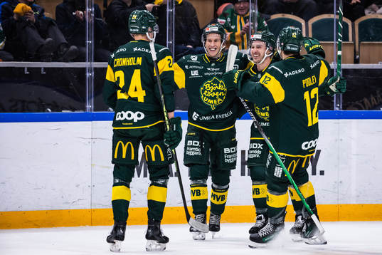 Björklövens Nicholas Schilkey jublar med lagkamrater