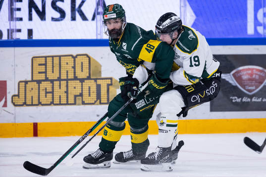 Björklövens Daniel Rahimi och Östersunds Isak Garfve