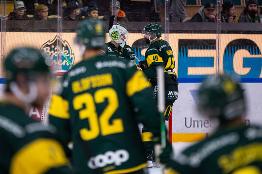 Björklövens målvakt Joona Voutilainen blir grattad