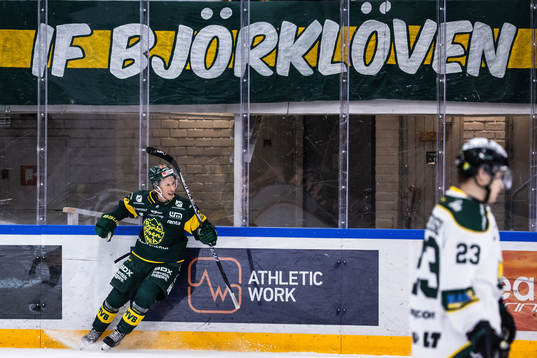 Björklövens Fredric Weigel jublar