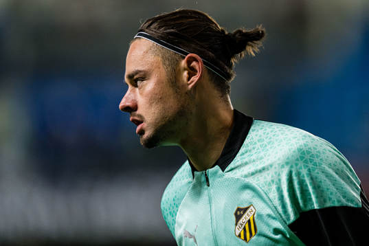 Amor Layouni of Häcken warms up