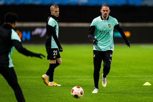 Amor Layouni of Häcken warms up