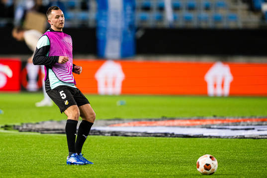Even Hovland of Häcken warms up