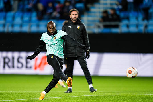 Amor Layouni of Häcken warms up