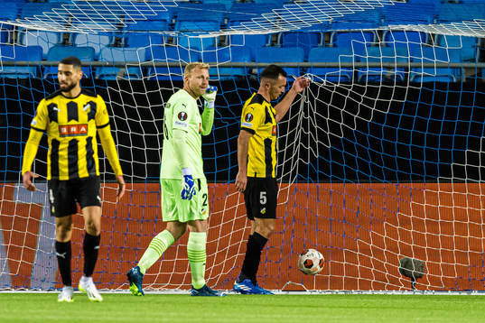 Peter Abrahamsson and Even Hovland of Häcken looks dejected