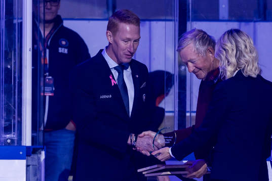 Växjös tränare Jörgen Jönsson tar emot pris som årets