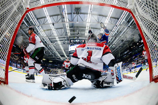 Örebros Rasmus Rissanen och målvakt Jhonas Enroth deppar.