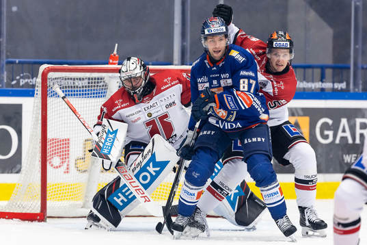 Växjös Robert Rosén mellan Växjös målvakt Edwin