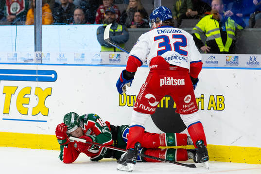 Oskarshamns Oscar Engsund tacklar Frölundas Linus Öberg