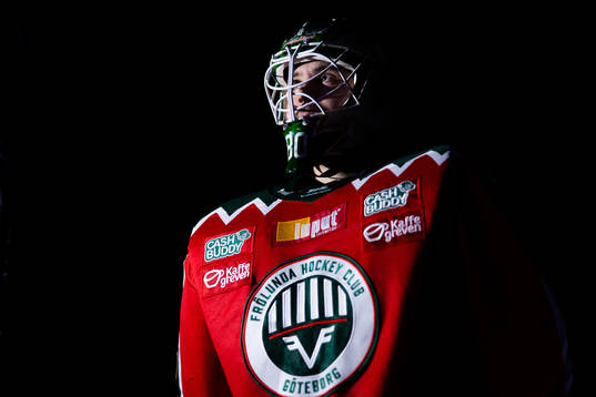 Frölundas målvakt Frederik Dichow innan  ishockeymatchen