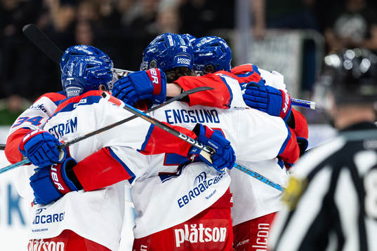 Oskarshamns Lukas Pilö jublar med lagkamrater
