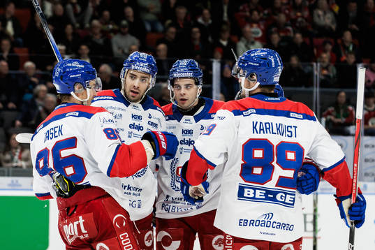 Oskarshamns Lukas Jasek jublar med lagkamrater
