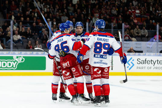 Oskarshamns Lukas Jasek jublar med lagkamrater