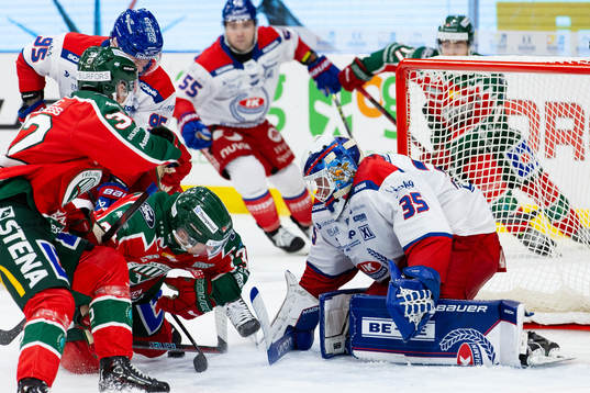 Frölundas Nicklas Lasu och Oskarshamns målvakt Emil Kruse
