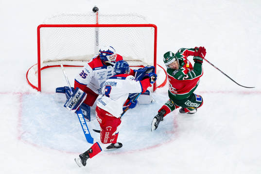Frölundas Max Friberg träffas av en puck i munnen