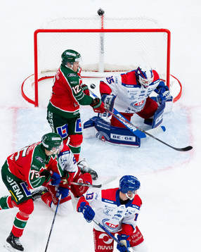 Frölundas Otto Stenberg (ej i bild)  skjuter 1-2 i mål