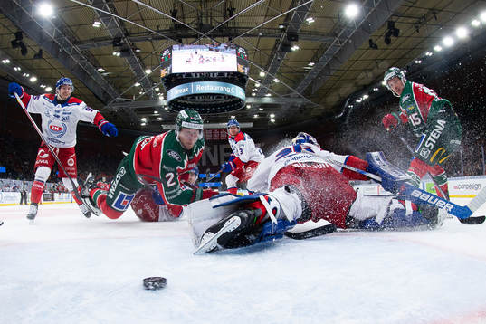 Frölundas Christian Folin och Gustav Rydahl med en