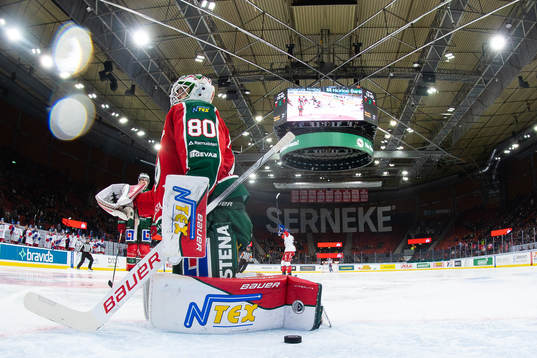 Frölundas målvakt Frederik Dichow deppar