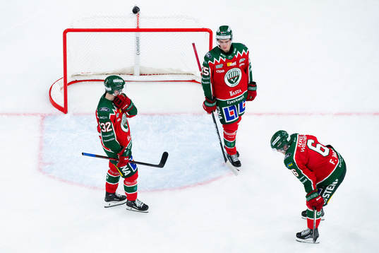 Frölundas Noah Hasa, Pontus Johansson och Filip Hasa deppar