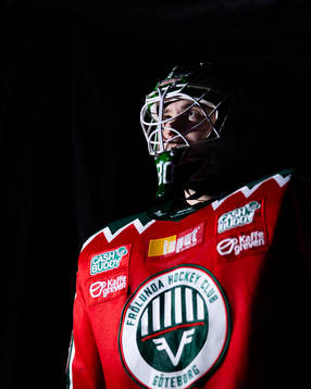 Frölundas målvakt Frederik Dichow innan ishockeymatchen i