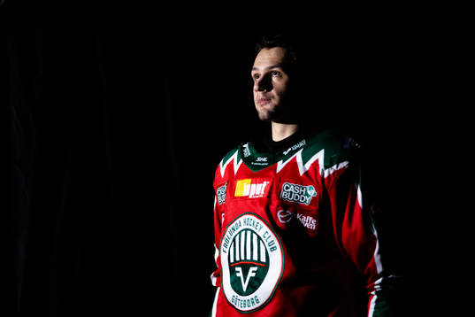 Frölundas Linus Nässen innan ishockeymatchen i SHL mellan